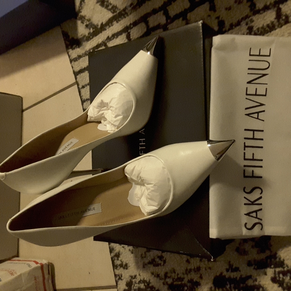 Saks Fifth Avenue White Pumps with silver tip brand new size 8